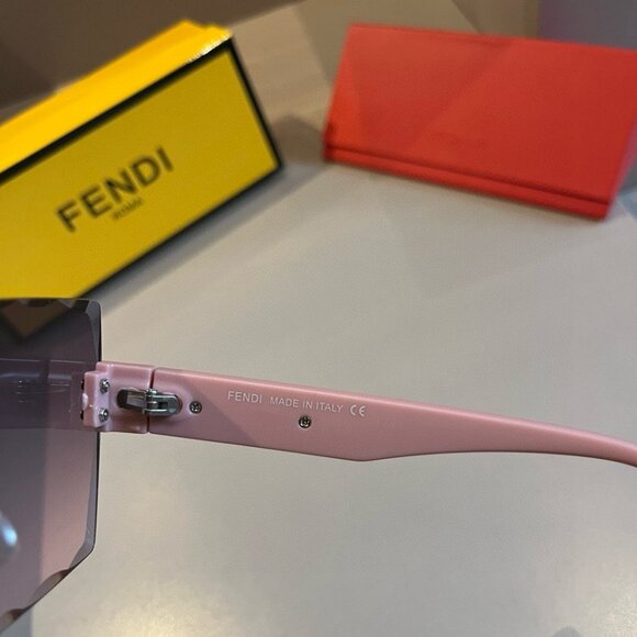 FENDI FF Logo Oversize Sunglasses - Picture 9 of 9